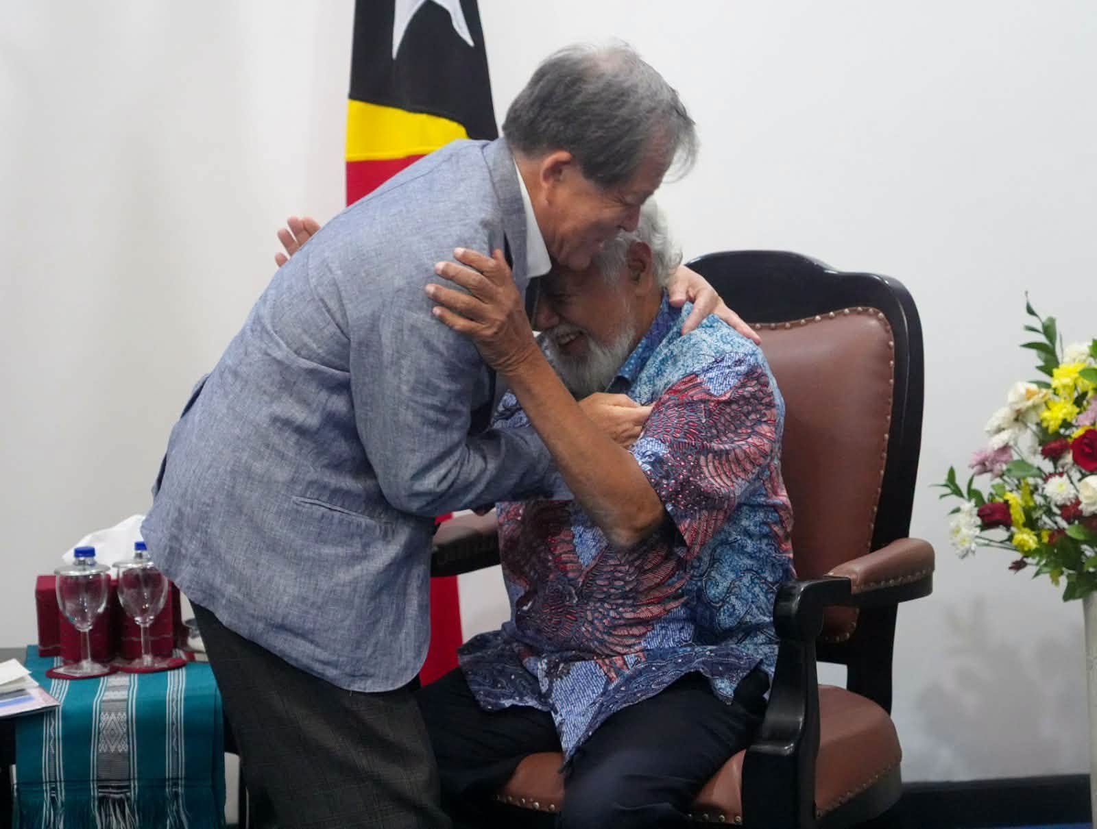 Hakuak amizade iha kadeira reuniaun