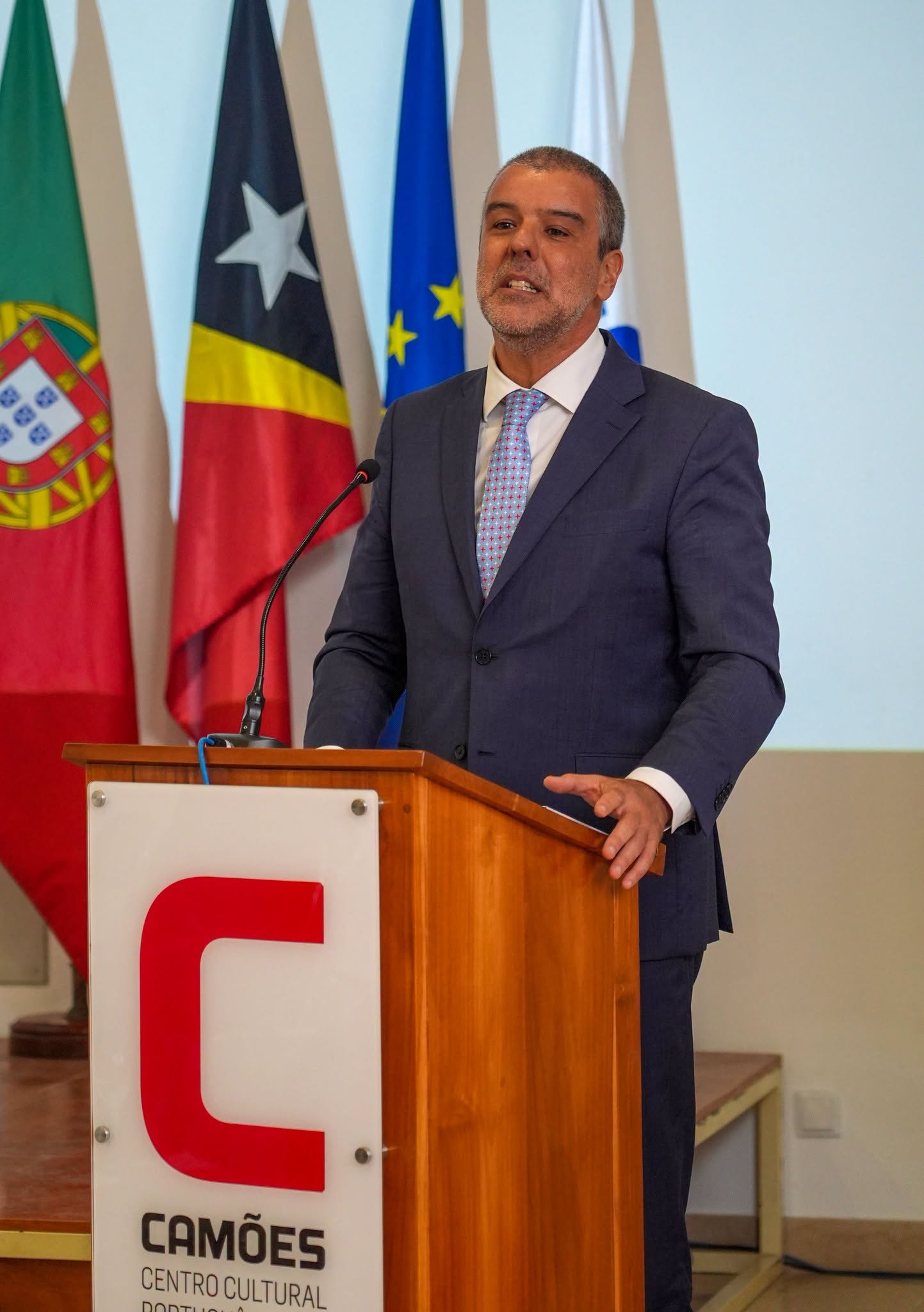 Embaixadór Portugal ko’alia iha púlpitu