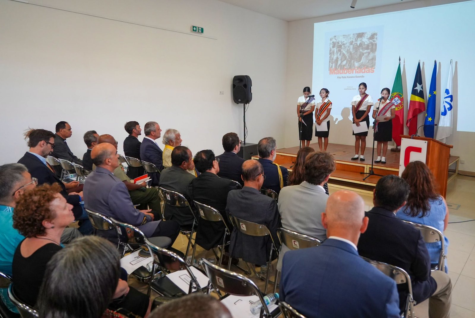 Estudante sira deklama poezia